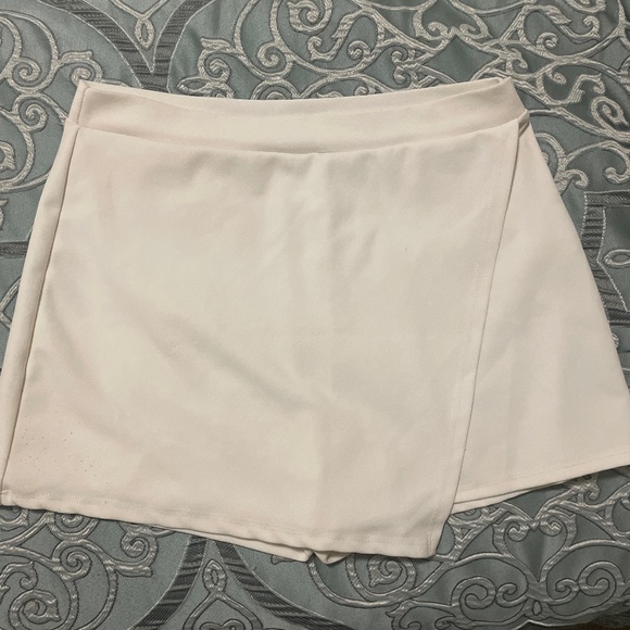 White skort - Picture 1 of 1